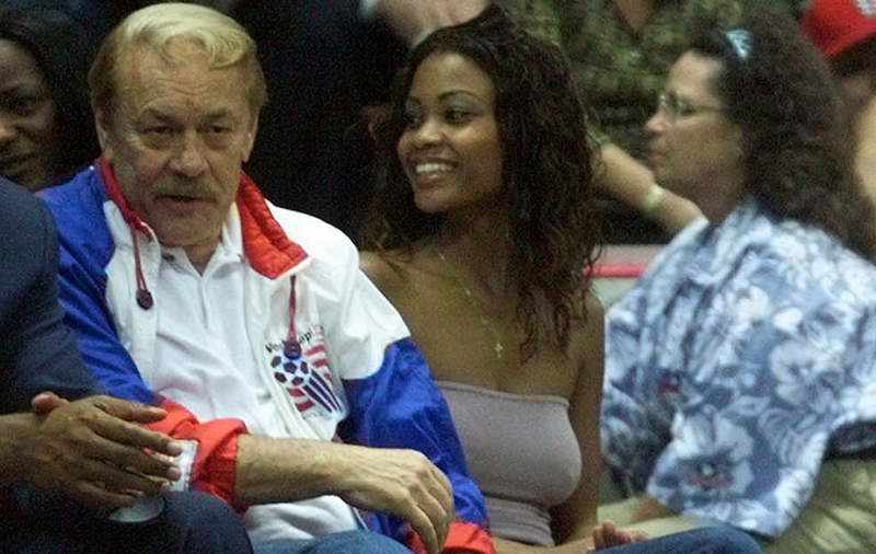 Illustration for article titled Jerry Buss, Surrounded By Boobs: A Tribute To The Greatest NBA Owner Ever